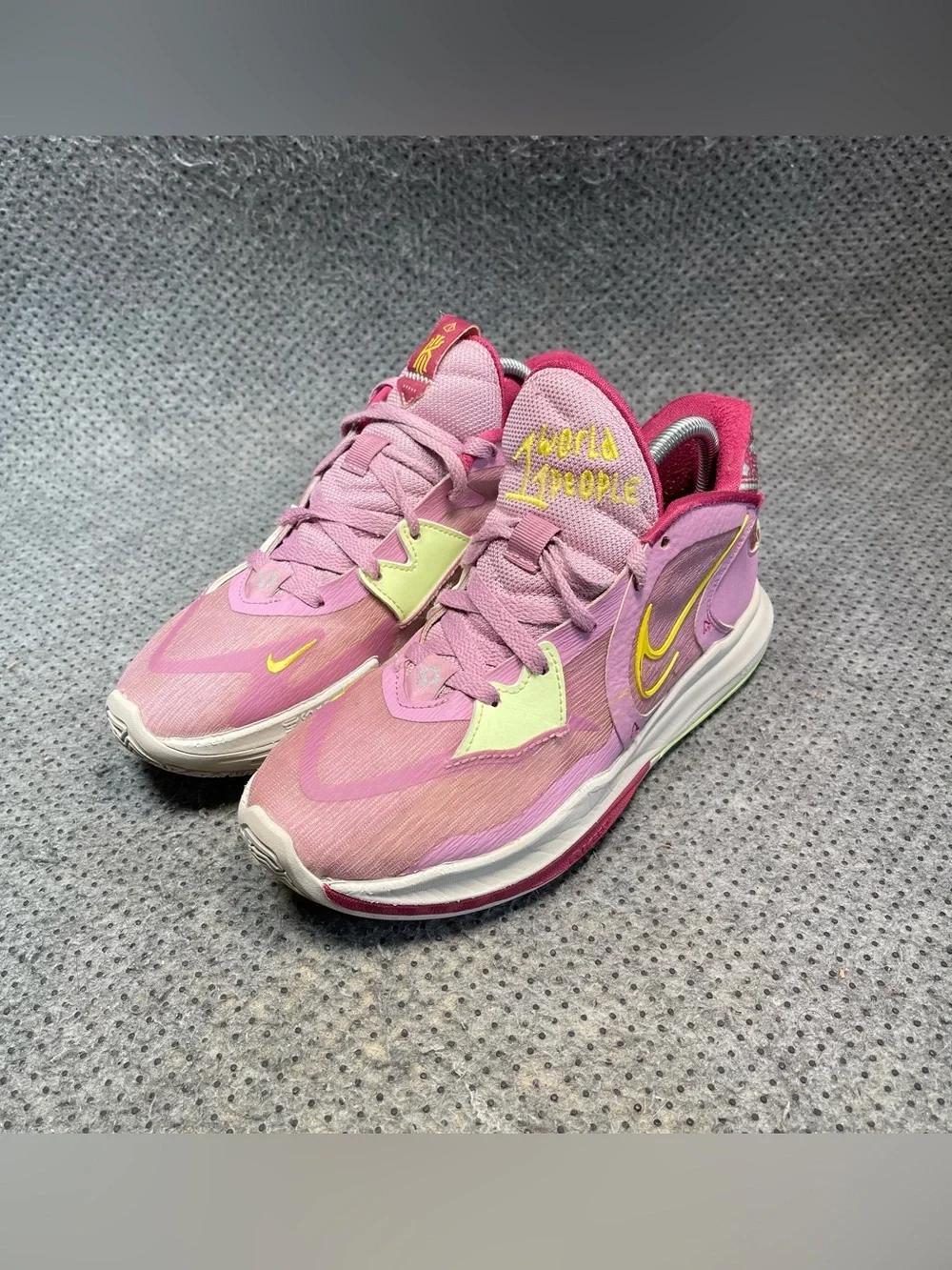 Nike Kyrie Low 5 Pink Basketball Shoes Size 9 Women’s